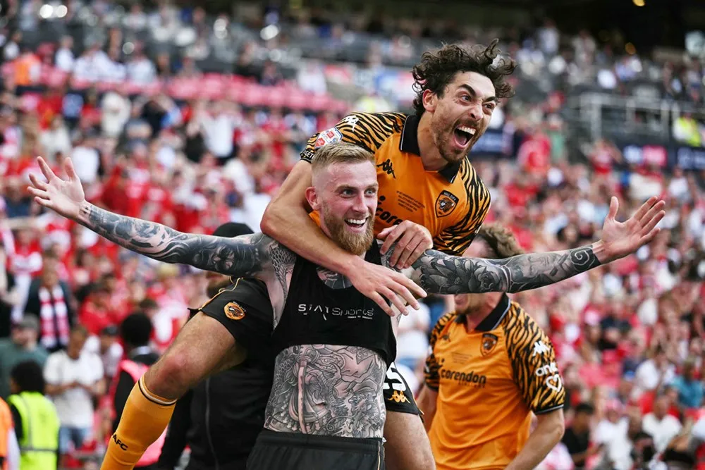 McBurnie ghi bàn phút bù, Hull City giành vé thăng hạng Ngoại hạng Anh 2026-2027- Ảnh 1. McBurnie ghi bàn phút bù, Hull City giành vé thăng hạng Ngoại hạng Anh 2026-2027- Ảnh 1.