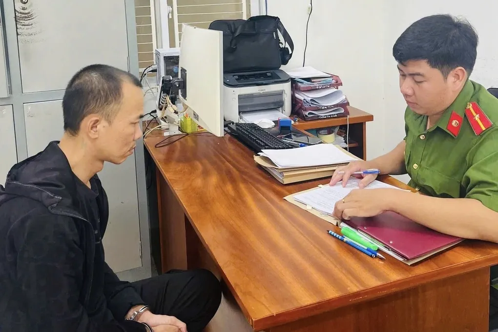 TPHCM: Bắt khẩn cấp đối tượng cướp giật t&uacute;i tiền của cụ b&agrave; b&aacute;n v&eacute; số 74 tuổi- Ảnh 1.