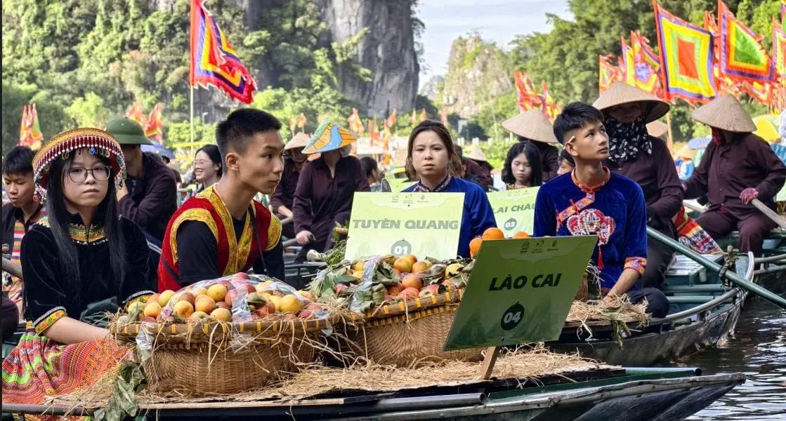 Ninh Bình: Hội tụ hồn quê Việt bên dòng Ngô Đồng vàng óng - Ảnh 3.
