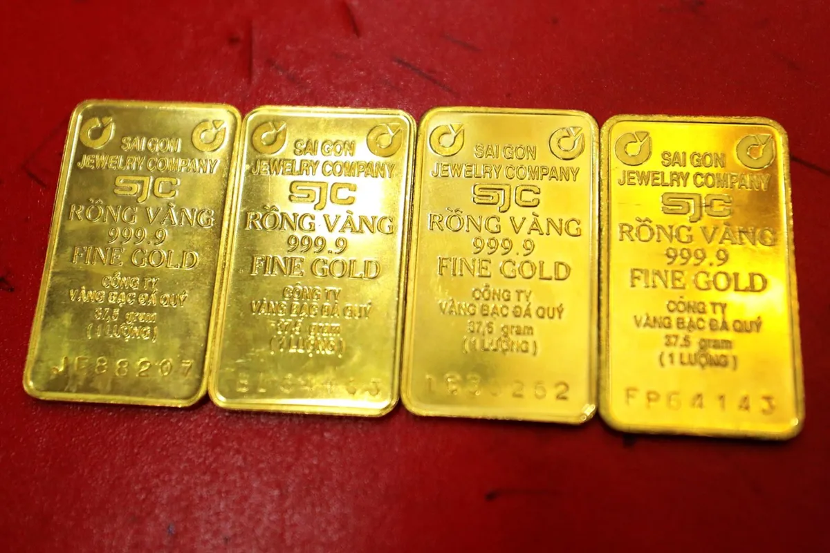 Gi&aacute; v&agrave;ng lao dốc, người mua lỗ gần chục triệu đồng chỉ sau nửa th&aacute;ng- Ảnh 1.