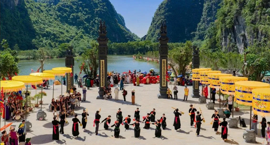 Ninh Bình: Hội tụ hồn quê Việt bên dòng Ngô Đồng vàng óng - Ảnh 8.