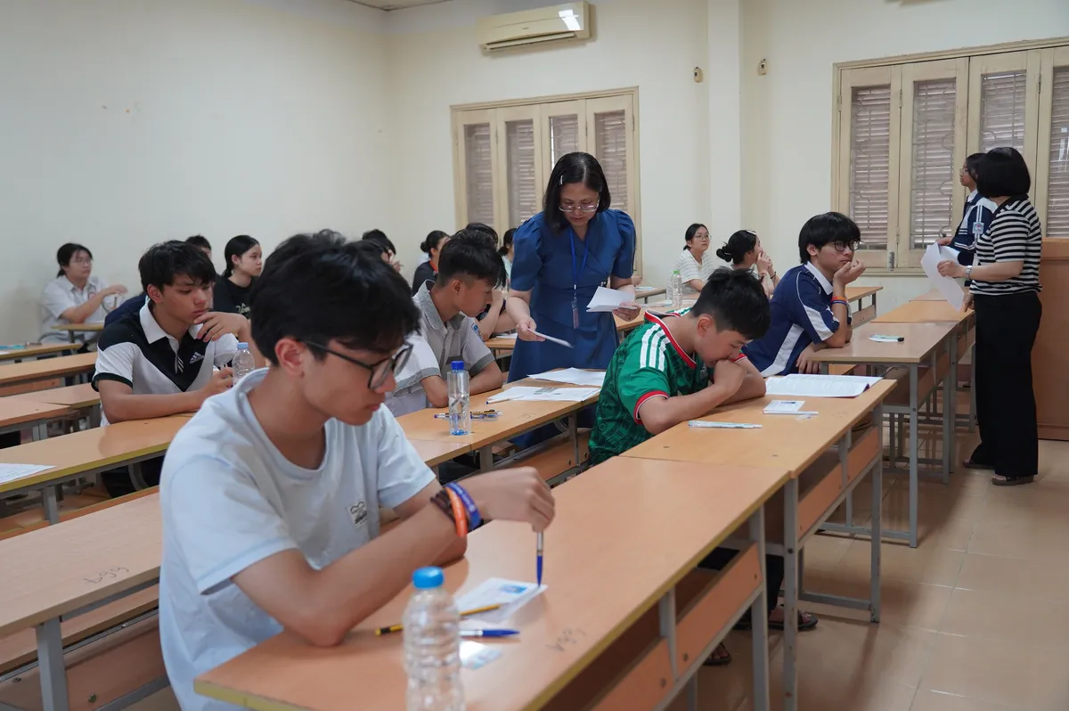 Hàng nghìn thí sinh hoàn tất môn thi cuối, kỳ thi vào lớp 10 chuyên thuộc ĐHQG Hà Nội- Ảnh 1. Hàng nghìn thí sinh hoàn tất môn thi cuối, kỳ thi vào lớp 10 chuyên thuộc ĐHQG Hà Nội- Ảnh 1.