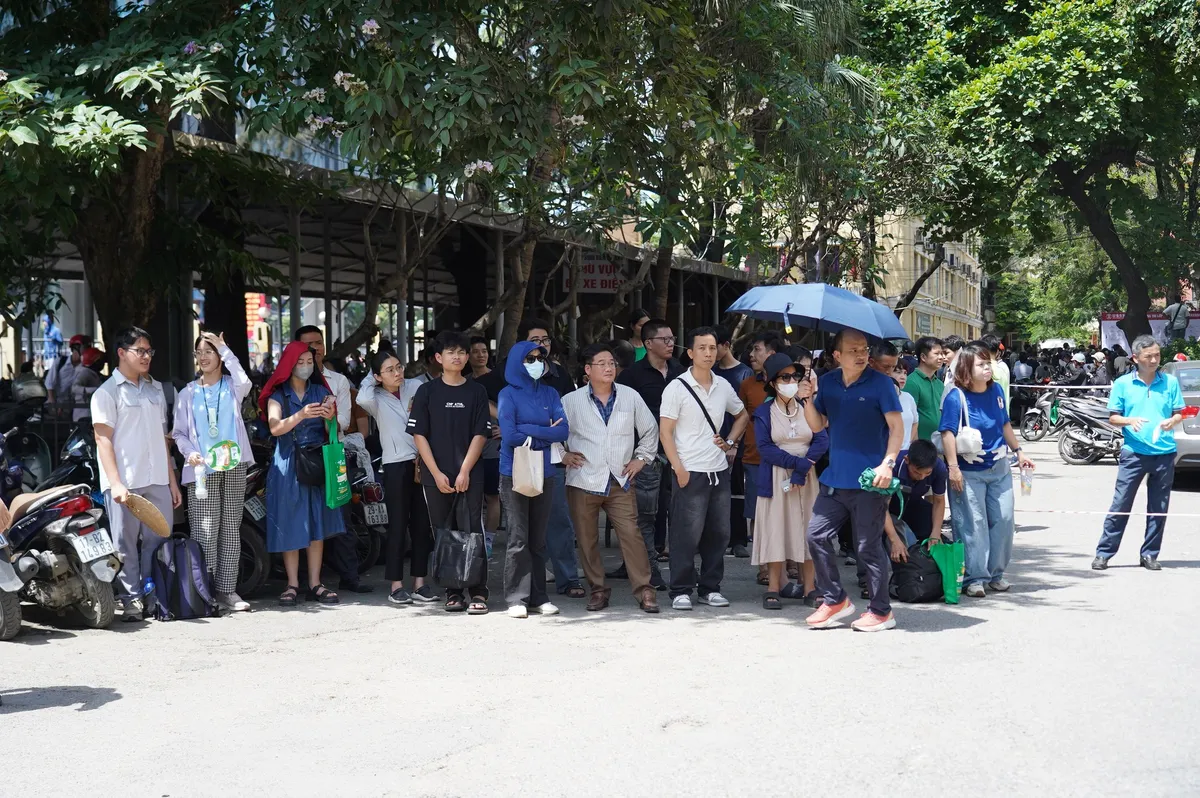 Hàng nghìn thí sinh hoàn tất môn thi cuối, kỳ thi vào lớp 10 chuyên thuộc ĐHQG Hà Nội- Ảnh 4. Hàng nghìn thí sinh hoàn tất môn thi cuối, kỳ thi vào lớp 10 chuyên thuộc ĐHQG Hà Nội- Ảnh 4.