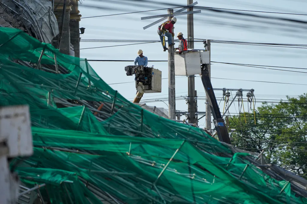 Sập c&ocirc;ng tr&igrave;nh ở Philippines, hơn 20 người c&oacute; thể đang mắc kẹt- Ảnh 1.