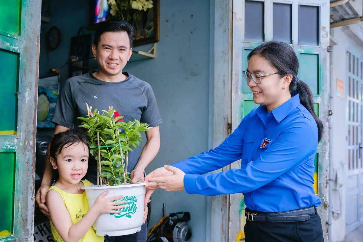 Hơn 1.000 bạn trẻ TP Hồ Ch&iacute; Minh chung tay dọn r&aacute;c trong Ng&agrave;y Chủ nhật xanh- Ảnh 5.