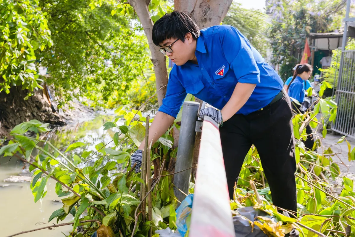 Hơn 1.000 bạn trẻ TP Hồ Ch&iacute; Minh chung tay dọn r&aacute;c trong Ng&agrave;y Chủ nhật xanh- Ảnh 3.