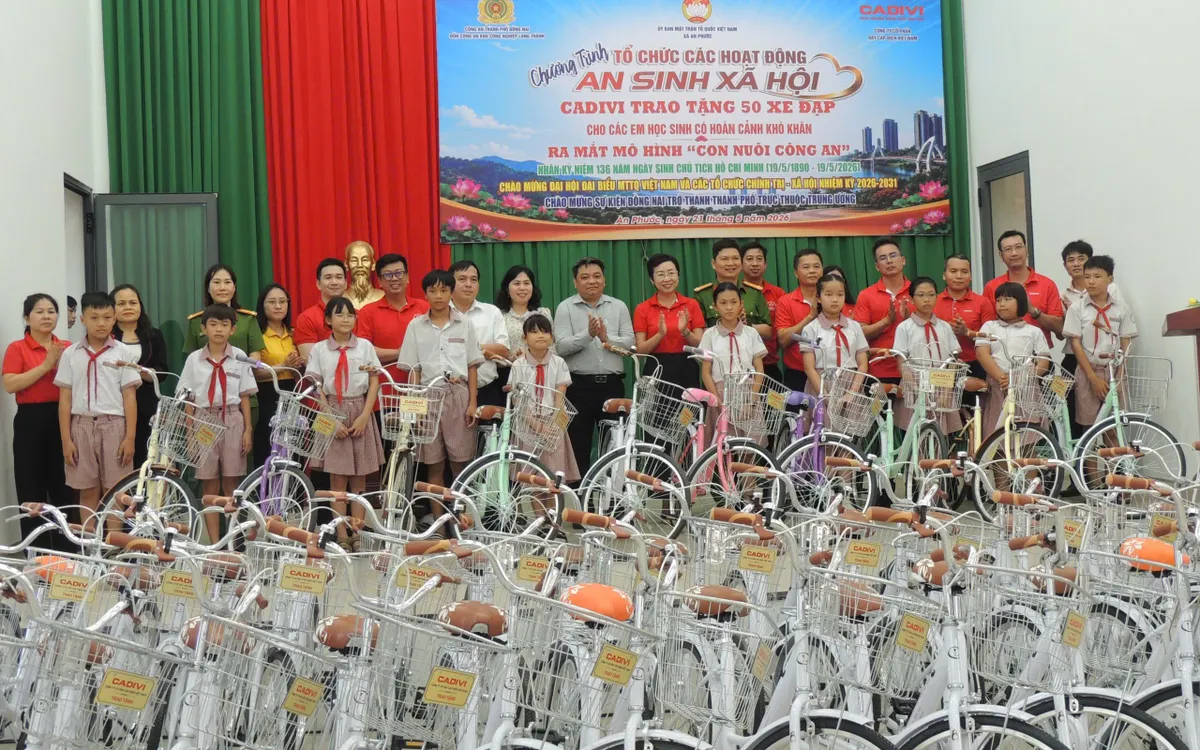 Đồn công an KCN Long Thành trao tặng xe đạp cho các em học sinh nghèo trên địa bàn xã An Phước.