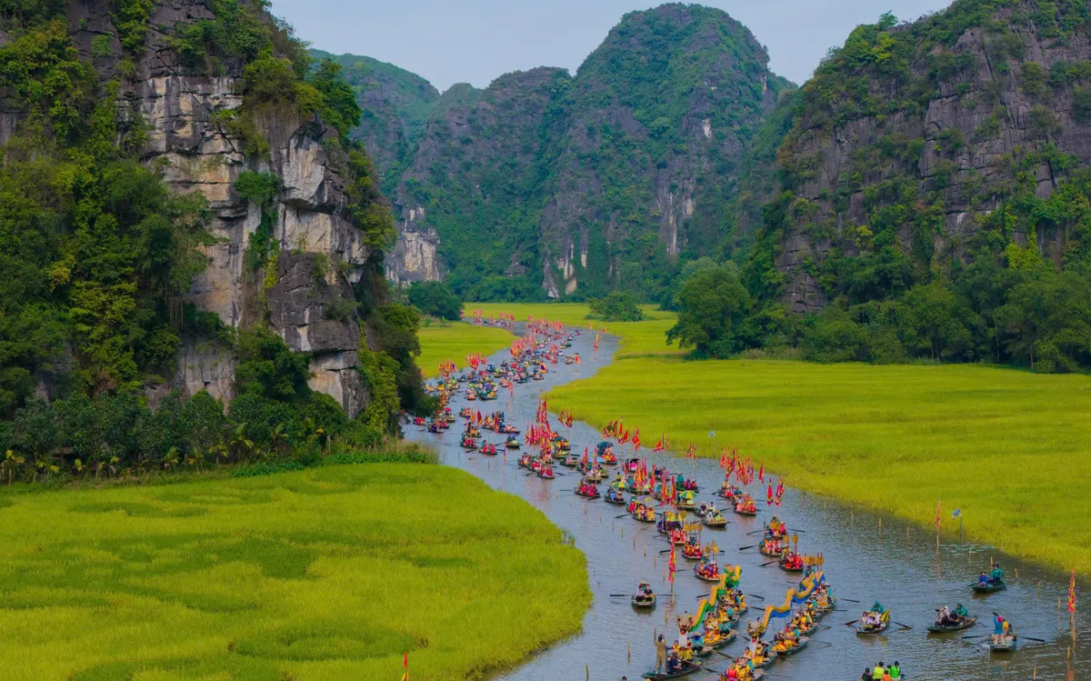 Ninh Bình: Hội tụ hồn quê Việt bên dòng Ngô Đồng vàng óng - Ảnh 5.