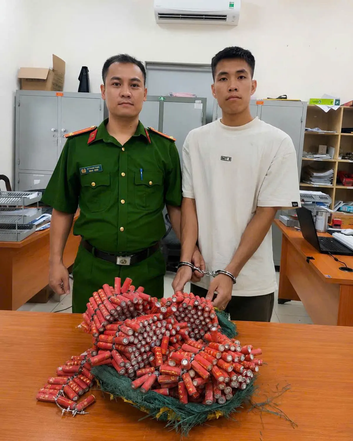 Bắt giữ đối tượng buôn bán pháo nổ trái phép - Ảnh 1.