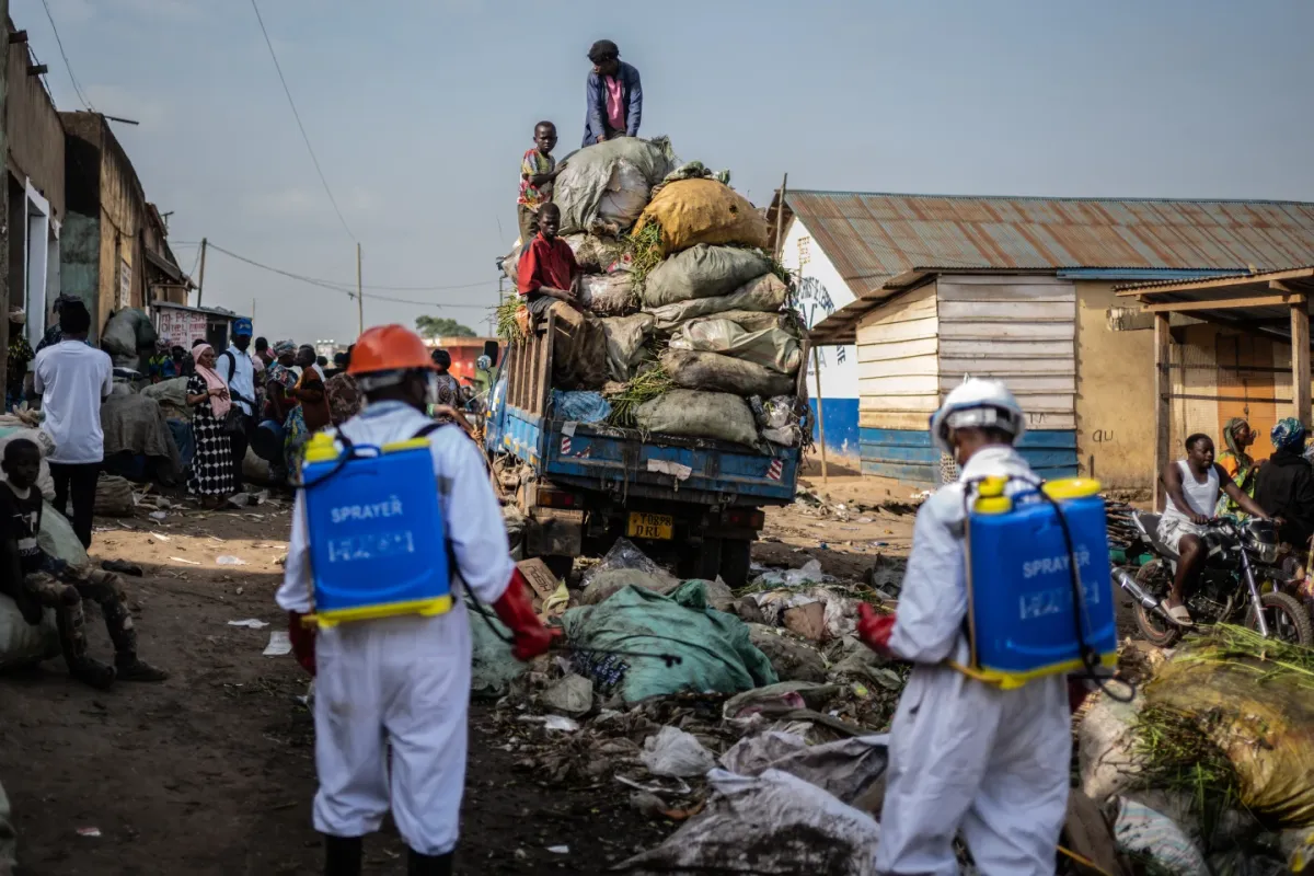 Congo: Khu điều trị bệnh nhân Ebola bị phóng hỏa, 18 ca nghi nhiễm bỏ trốn- Ảnh 2. Congo: Khu điều trị bệnh nhân Ebola bị phóng hỏa, 18 ca nghi nhiễm bỏ trốn- Ảnh 2.