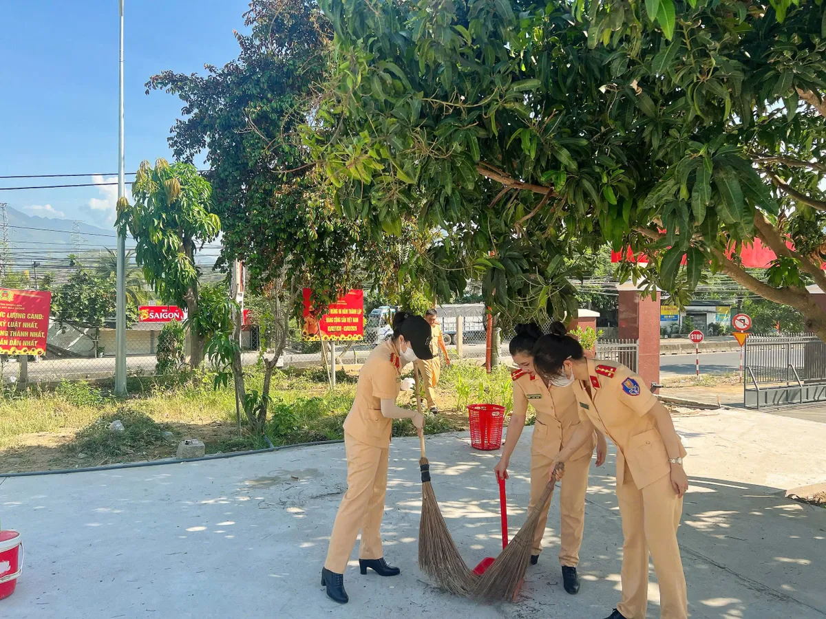 Công an Khánh Hòa ra quân hưởng ứng "Ngày Chủ nhật xanh" - Ảnh 3.