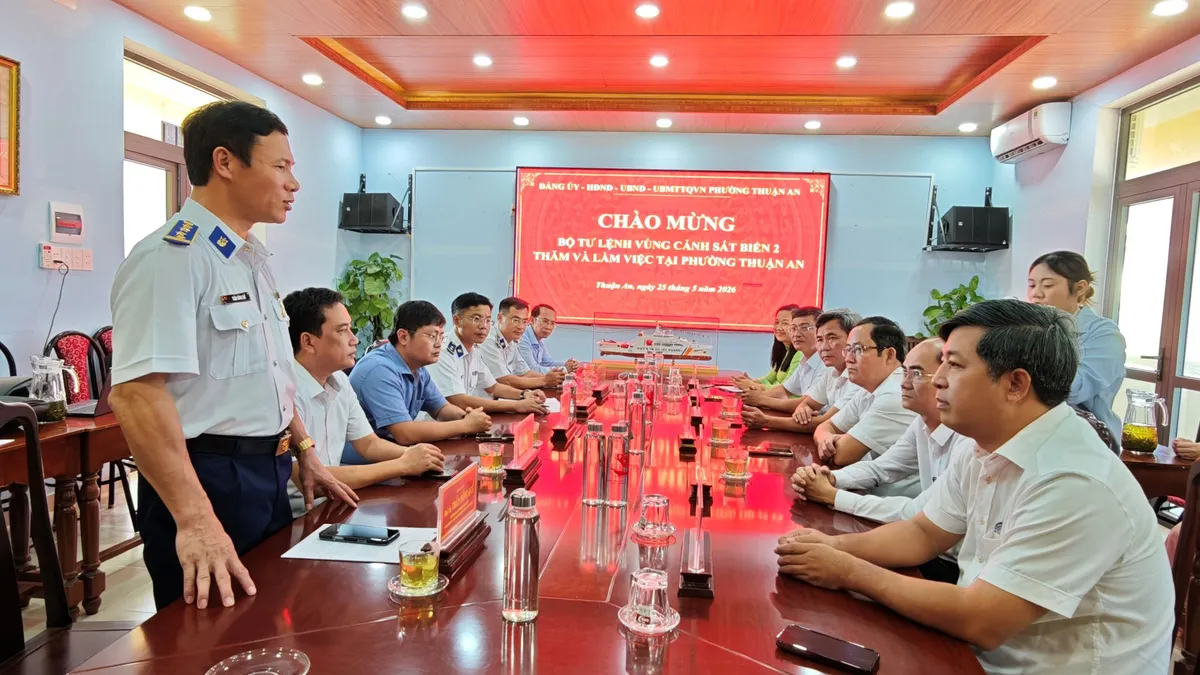 Vùng Cảnh sát biển 2 tuyên truyền IUUcho hơn 100 ngư dân phường Thuận An, thành phố Huế - Ảnh 1.