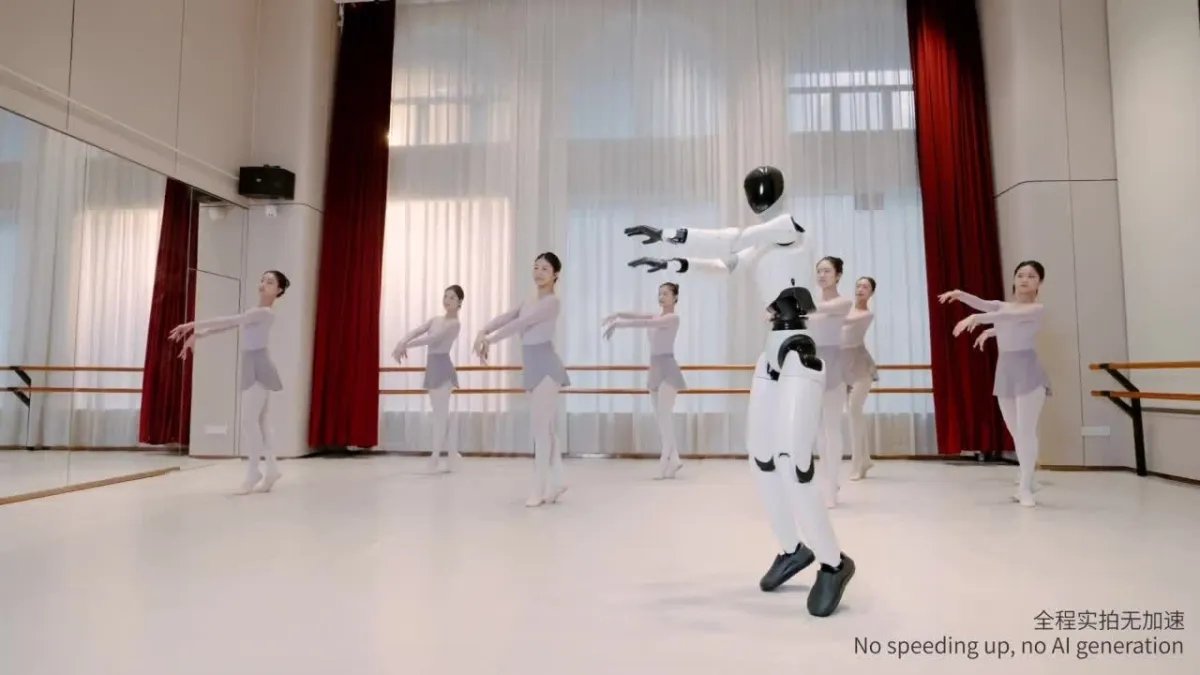 Robot h&igrave;nh người Walker C1 g&acirc;y ch&uacute; &yacute; với m&agrave;n m&uacute;a ballet c&ugrave;ng vũ c&ocirc;ng thật- Ảnh 1.
