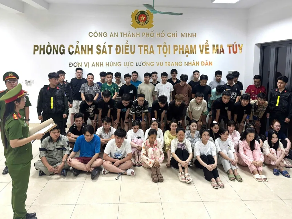 Triệt phá đường dây ma túy hoạt động từ quán bar ở phường Vũng Tàu, bắt giữ 61 người- Ảnh 1. Triệt phá đường dây ma túy hoạt động từ quán bar ở phường Vũng Tàu, bắt giữ 61 người- Ảnh 1.
