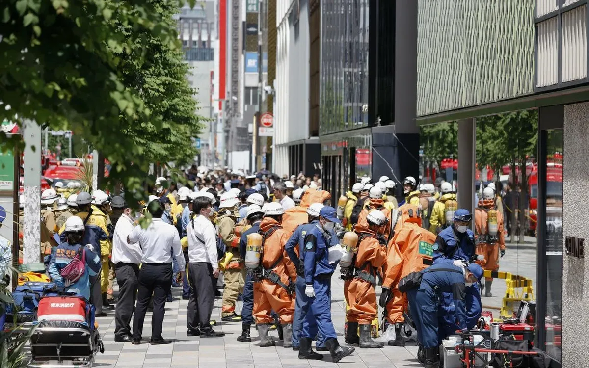 Lực lượng chức năng nhanh chóng đến trung tâm mua sắm Ginza Six ở Tokyo, nơi bị phun khí không xác định ngày 25/5/2026. Ảnh: Kyodo
