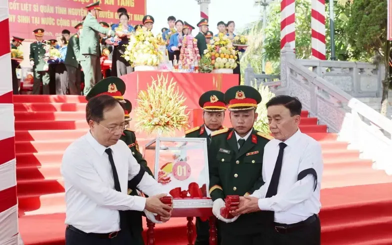 Trân trọng tiễn đưa 9 hài cốt liệt sĩ quân tình nguyện và chuyên gia Việt Nam hy sinh tại Lào về đất mẹ- Ảnh 1. Trân trọng tiễn đưa 9 hài cốt liệt sĩ quân tình nguyện và chuyên gia Việt Nam hy sinh tại Lào về đất mẹ- Ảnh 1.