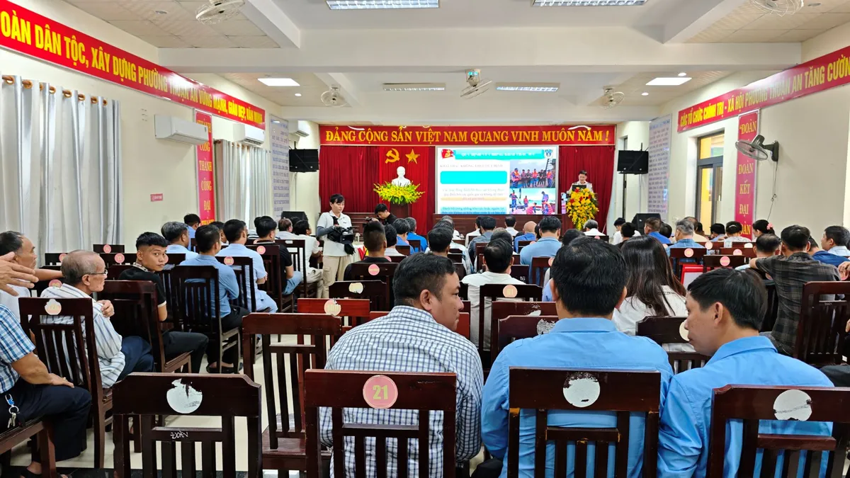 Vùng Cảnh sát biển 2 tuyên truyền IUUcho hơn 100 ngư dân phường Thuận An, thành phố Huế - Ảnh 2.
