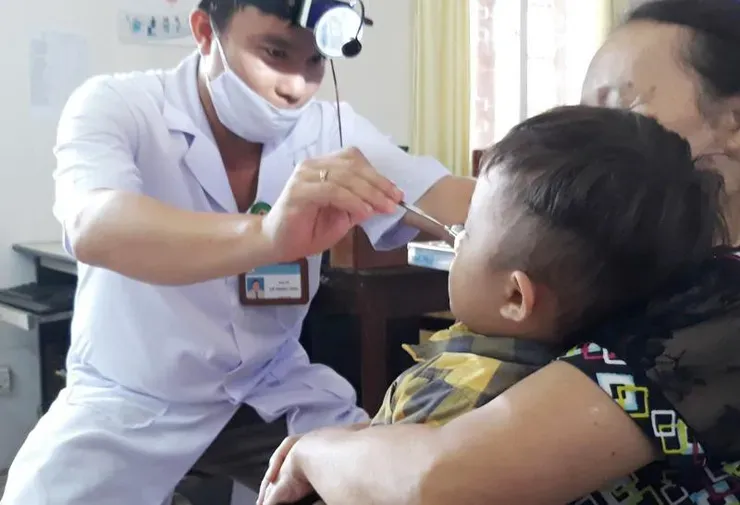 B&eacute; hơn 3 tuổi phải nhập viện v&igrave; dị vật kim loại mắc trong mũi- Ảnh 1.