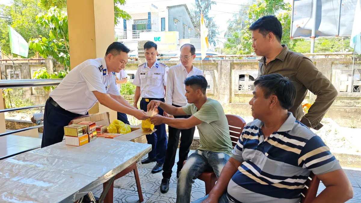 Vùng Cảnh sát biển 2 tuyên truyền IUUcho hơn 100 ngư dân phường Thuận An, thành phố Huế - Ảnh 6.