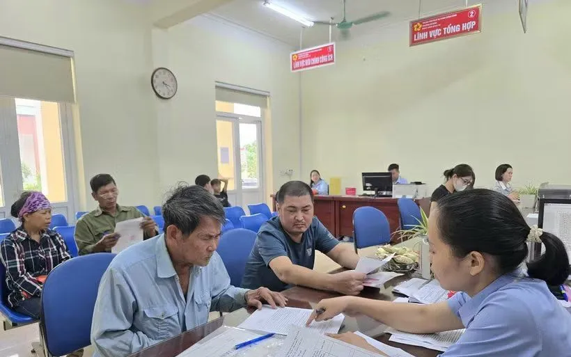 Bên cạnh những thuận lợi, nhiều người cao tuổi gặp khó khăn khi thực hiện các dịch vụ công trực tuyến, cần cán bộ hỗ trợ. (Ảnh: Thanh Vân/TTXVN)