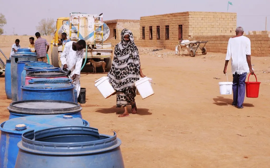 Người dân lấy nước tại điểm phân phối miễn phí trong thời gian mất nước ở Sudan, ngày 18/5/2026. (Ảnh: AP)