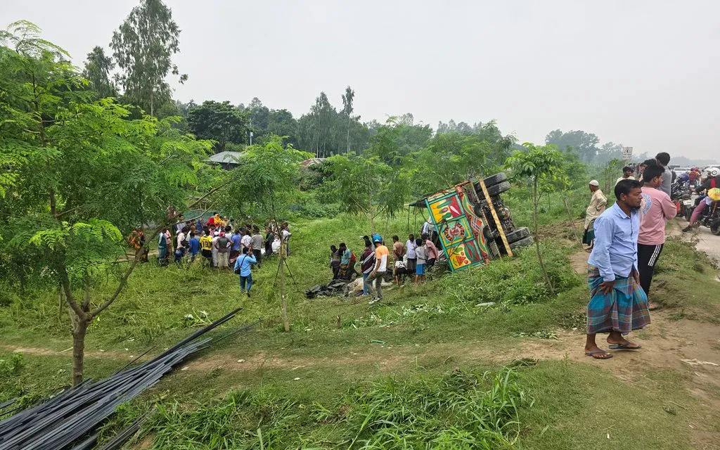 Người dân có mặt tại hiện trường vụ lật xe tải trên cao tốc ở Tangail, Bangladesh, ngày 25/5/2026. (Ảnh: AP)