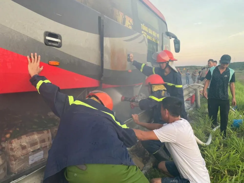 Cháy xe khách chở 33 người trên cao tốc Hàm Nghi - Vũng Áng - Ảnh 2.