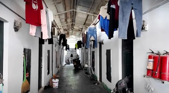 Giá điện phòng trọ “mỗi nơi một kiểu”, người thuê thêm áp lực mùa nắng nóng - Ảnh 2.