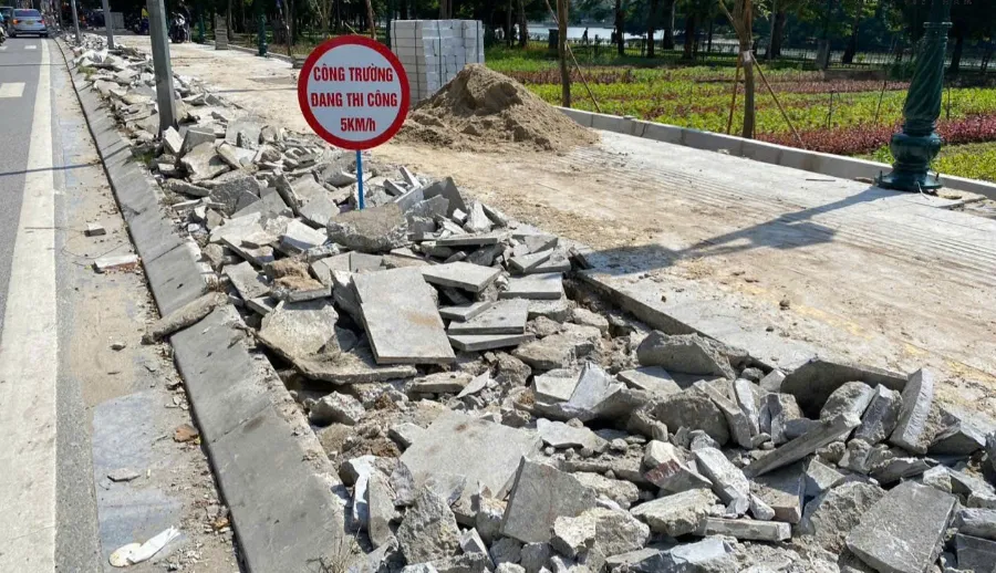 Phường Hai Bà Trưng báo cáo Thường trực Thành ủy Hà Nội vụ “đục phá” vỉa hè - Ảnh 1.