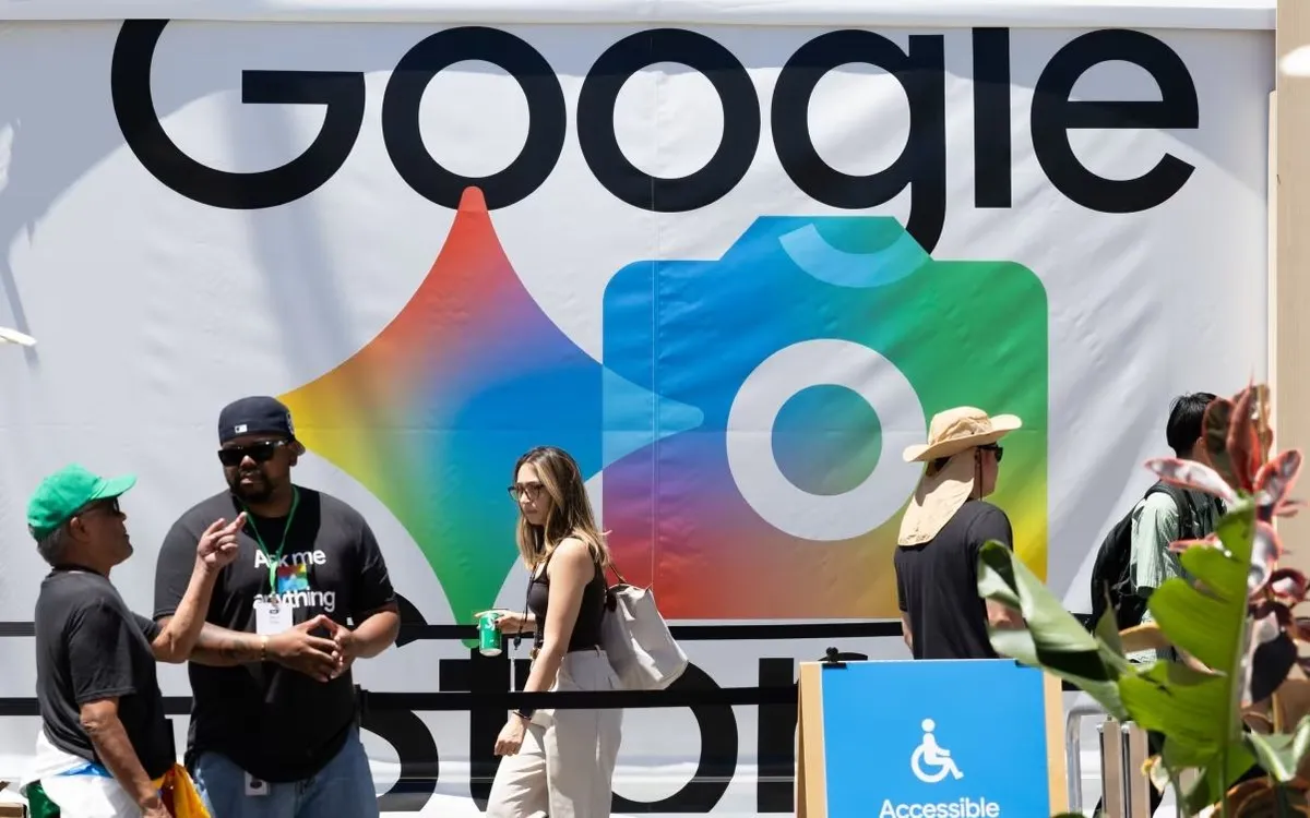 Khách tham dự đi qua biển hiệu Google tại hội nghị Google I/O ở Mountain View, California, Mỹ, ngày 19/5/2026. (Ảnh: Getty Images)