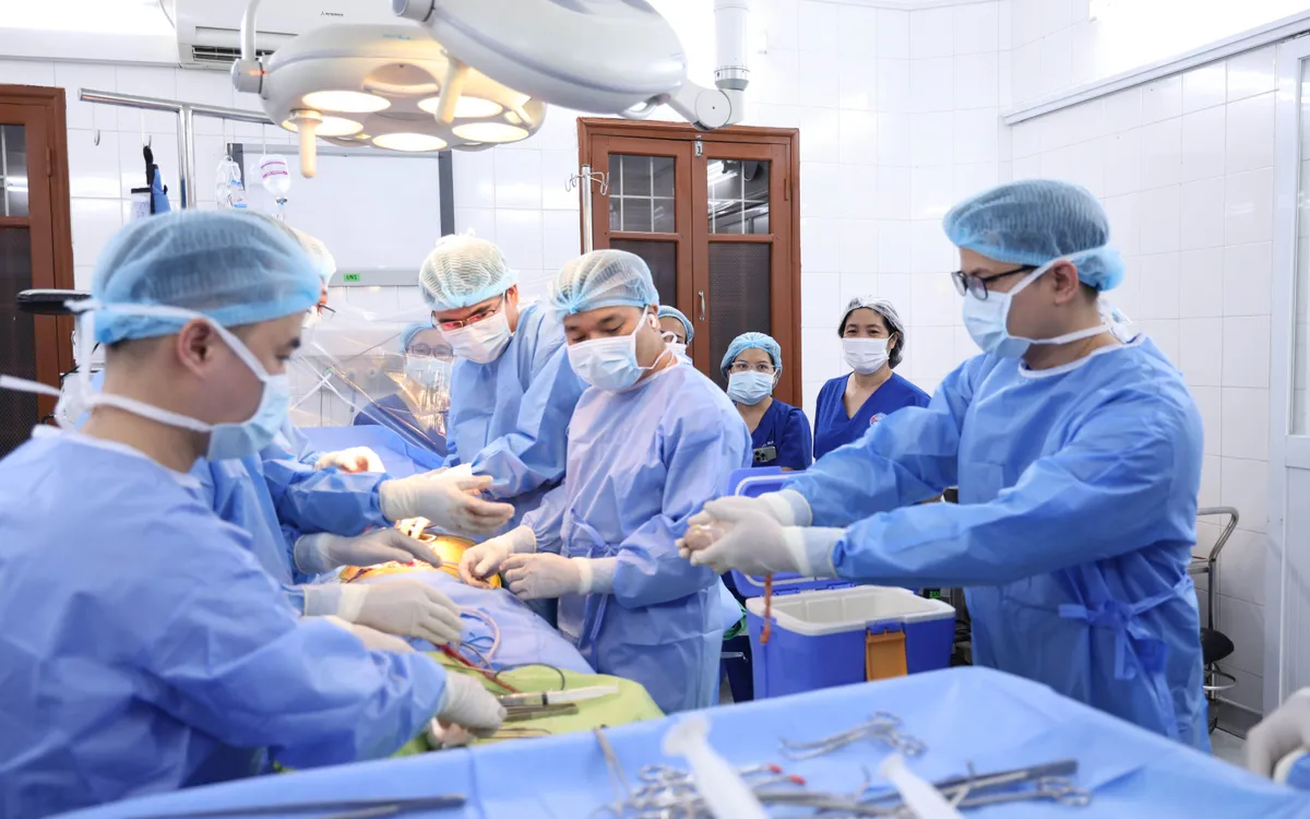 Ca ghép hoàn thành vào lúc 2 giờ sáng, ngày 16/5.