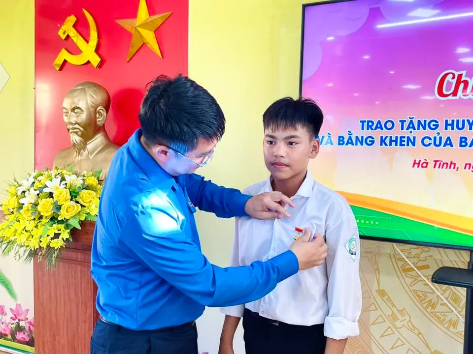 Trao tặng Huy hiệu “Tuổi trẻ dũng cảm” cho nam sinh lớp 9 cứu người đuối nước - Ảnh 1.