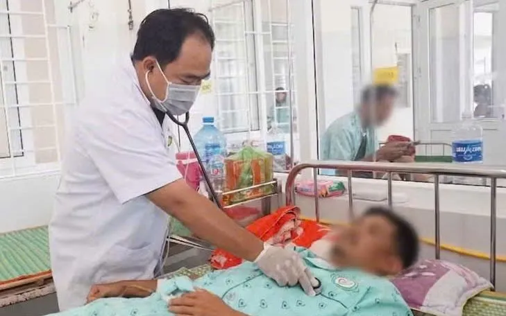 Bác sĩ thăm khám các bệnh nhân ăn bánh mì bị ngộ độc
