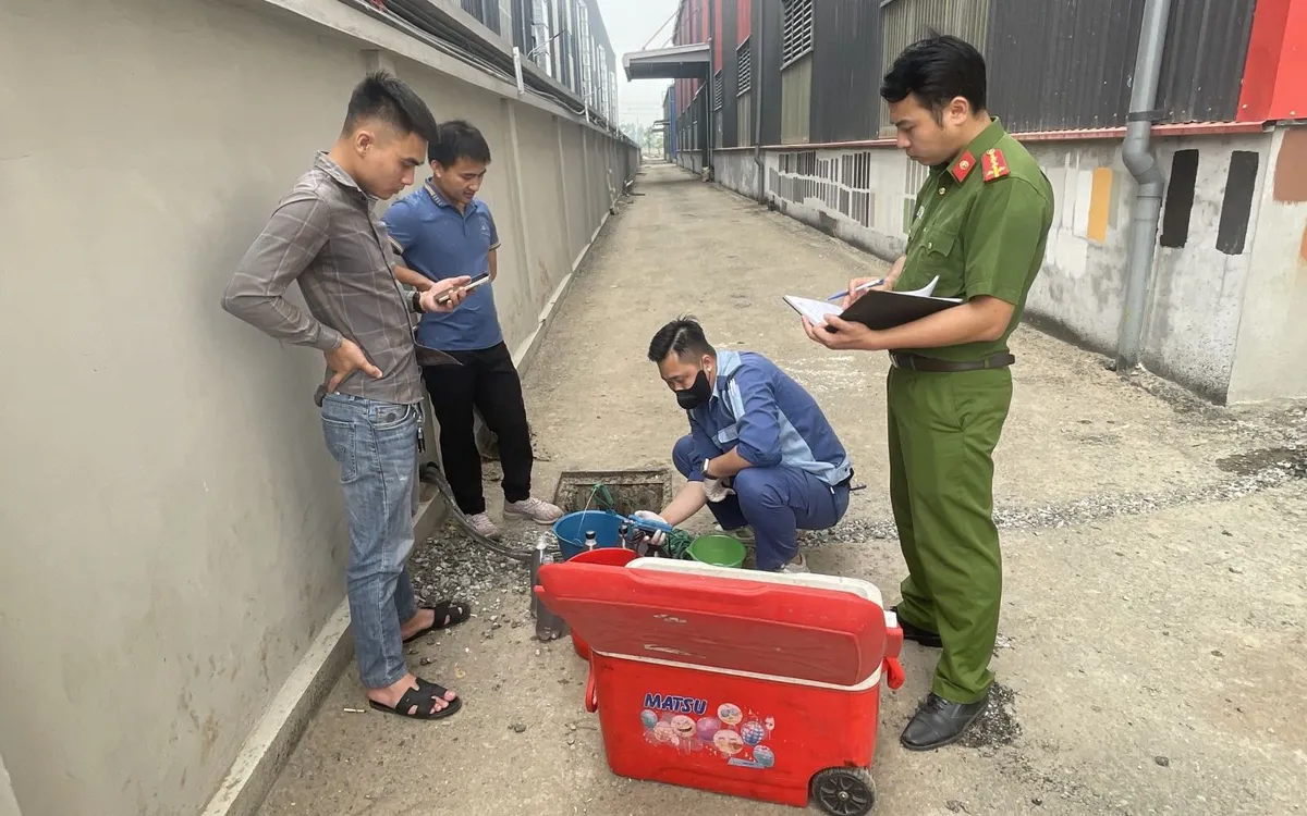 Hình ảnh kiểm tra, lấy mẫu chất thải tại công ty