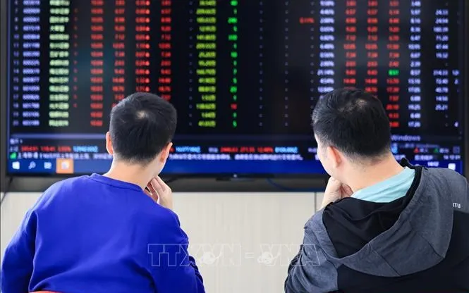 Nhà đầu tư theo dõi bảng chỉ số chứng khoán tại Giang Tô, Trung Quốc. Ảnh minh họa: THX/TTXVN.
