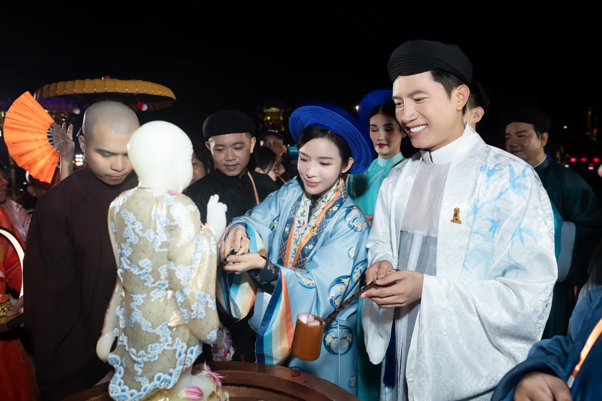 Nghệ sĩ mặc Việt phục diễu hành mừng Đại lễ Phật Đản 2026- Ảnh 7. Nghệ sĩ mặc Việt phục diễu hành mừng Đại lễ Phật Đản 2026- Ảnh 7.