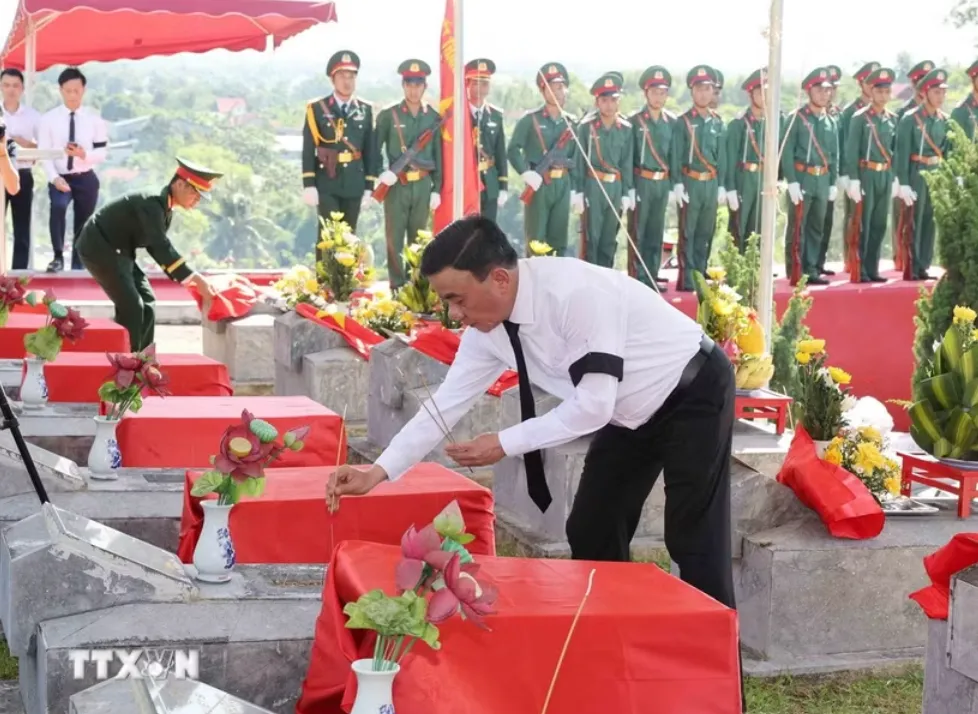 Thường trực Ban Bí thư dự Lễ truy điệu, an táng hài cốt liệt sỹ tại tỉnh Hà Tĩnh - Ảnh 1.