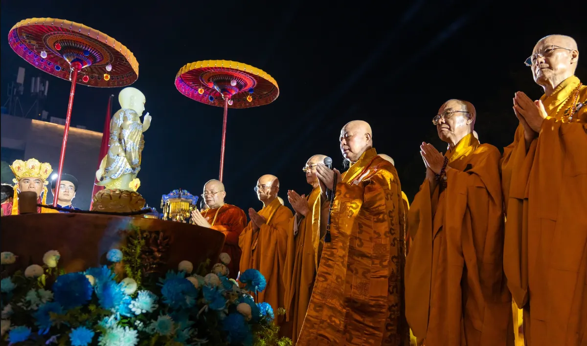 Hàng ngàn người tham dự lễ rước Phật đản rực rỡ tại TP Hồ Chí Minh - Ảnh 1.