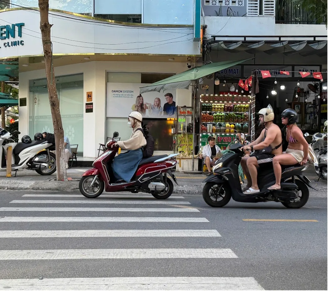 Khách nước ngoài lái xe máy: trong hình ảnh du lịch Đà Nẵng- Ảnh 1. Khách nước ngoài lái xe máy: trong hình ảnh du lịch Đà Nẵng- Ảnh 1.