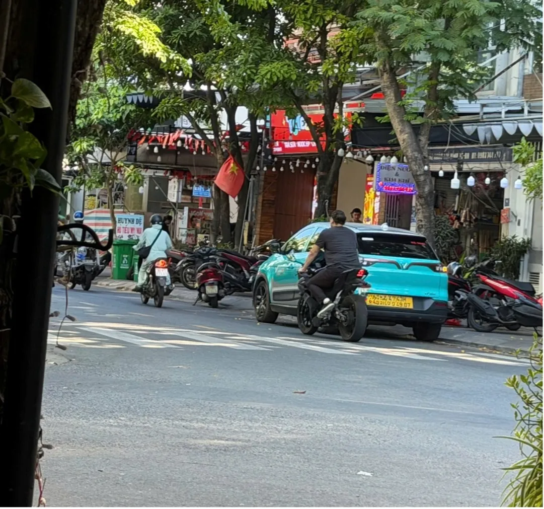 Khách nước ngoài lái xe máy: trong hình ảnh du lịch Đà Nẵng- Ảnh 2. Khách nước ngoài lái xe máy: trong hình ảnh du lịch Đà Nẵng- Ảnh 2.