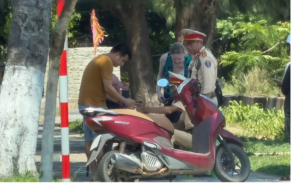 Khách nước ngoài vi phạm giao thông tại Đà Nẵng.