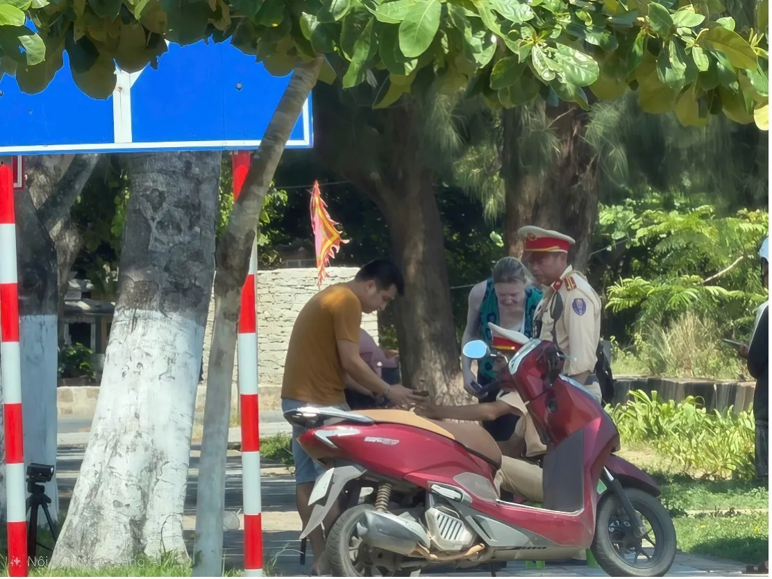 Khách nước ngoài lái xe máy: trong hình ảnh du lịch Đà Nẵng- Ảnh 3. Khách nước ngoài lái xe máy: trong hình ảnh du lịch Đà Nẵng- Ảnh 3.