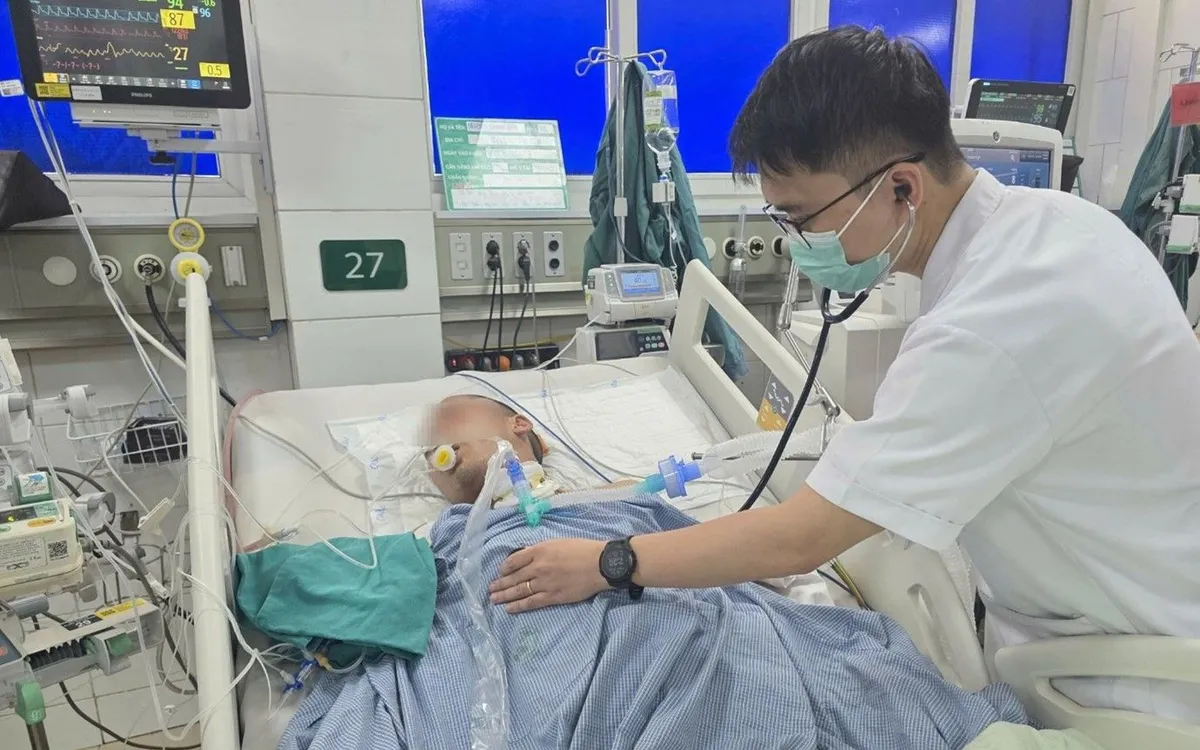 Bệnh nhân uốn ván biến chứng nặng phải mở khí quản. Ảnh: BVCC
