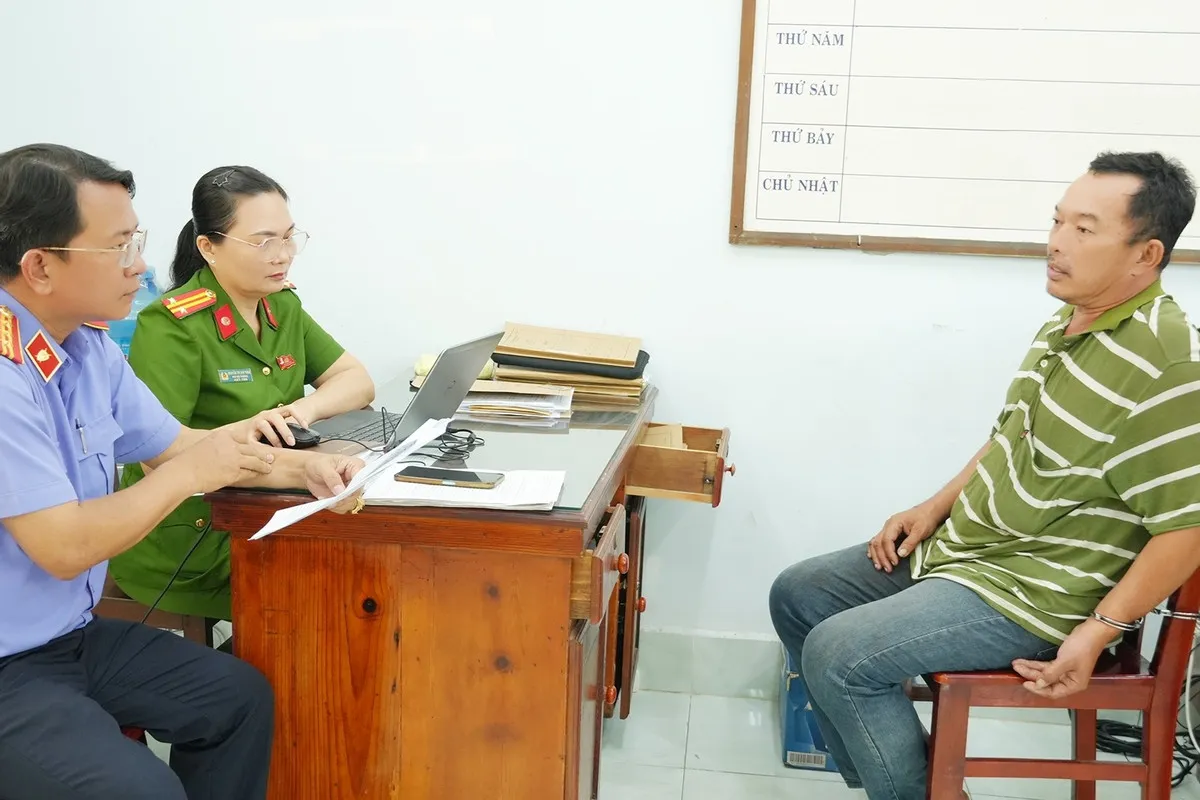 Tạm giữ h&igrave;nh sự người đ&agrave;n &ocirc;ng đ&acirc;m tử vong con rể h&agrave;ng x&oacute;m ở Đồng Th&aacute;p- Ảnh 1.