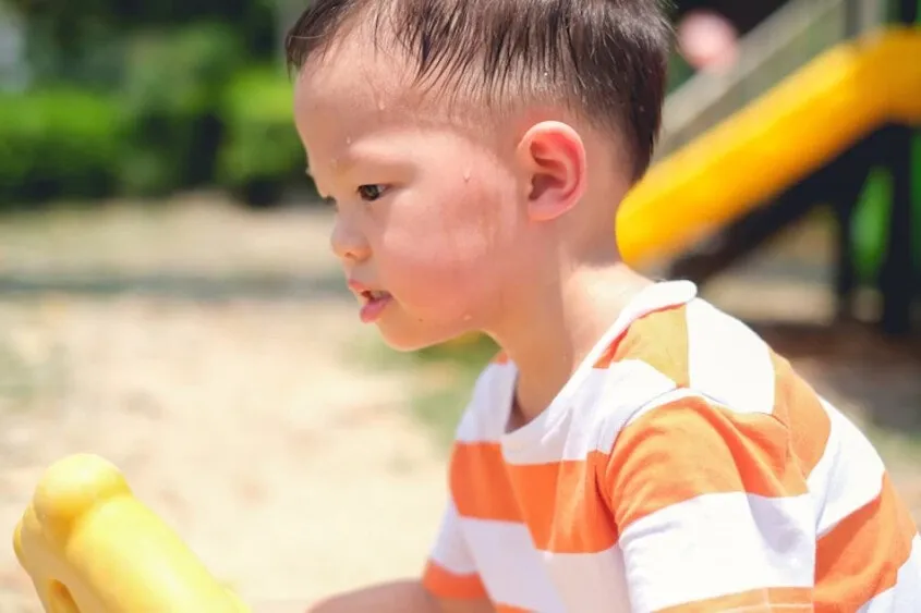 Nguy cơ say nắng, say n&oacute;ng khi trẻ vui chơi ngo&agrave;i trời m&ugrave;a h&egrave;- Ảnh 1.