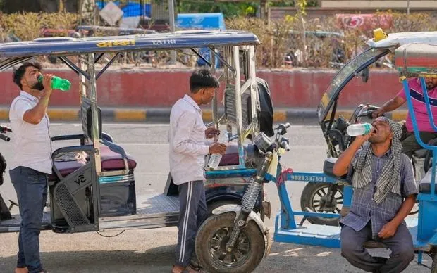 Tài xế xe kéo đang cố gắng làm mát cơ thể trong đợt nắng nóng tại New Delhi. (Ảnh: AP)