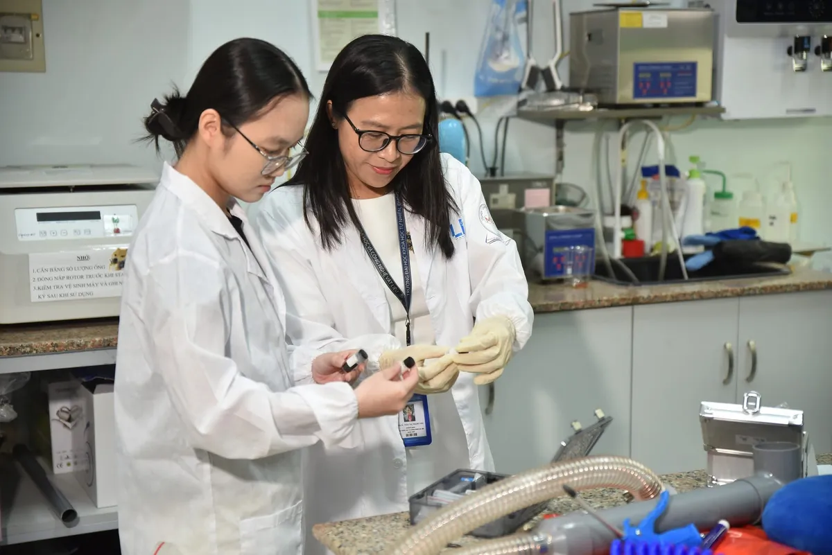 Ng&agrave;y c&agrave;ng nhiều phụ nữ chọn khoa học: H&agrave;nh tr&igrave;nh ph&iacute;a sau ph&ograve;ng th&iacute; nghiệm  - Ảnh 2.