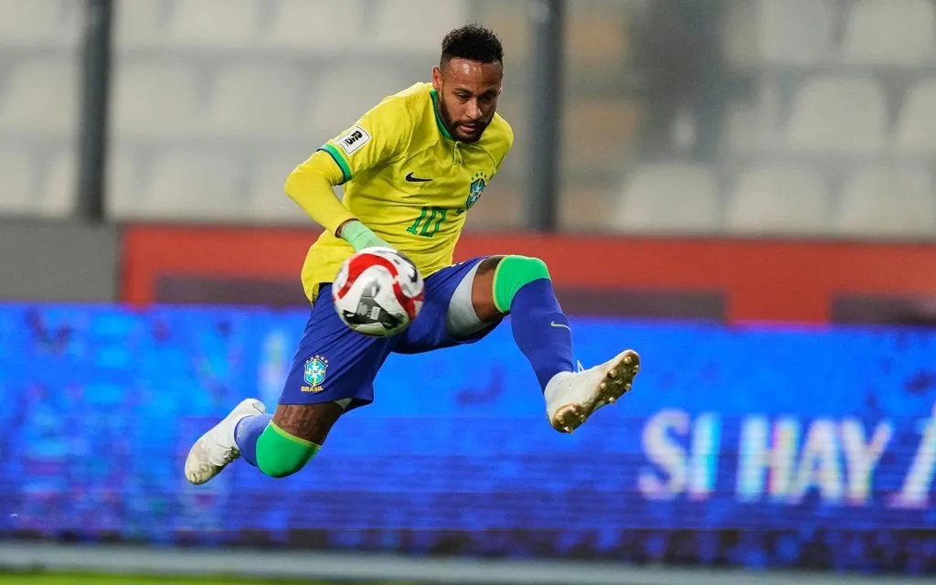 Cầu thủ Neymar của Brazil khống chế bóng trong trận đấu vòng loại World Cup gặp Peru tại sân vận động quốc gia ở Lima, Peru vào ngày 12/9/2023. (Ảnh: AP/Martin Mejia)