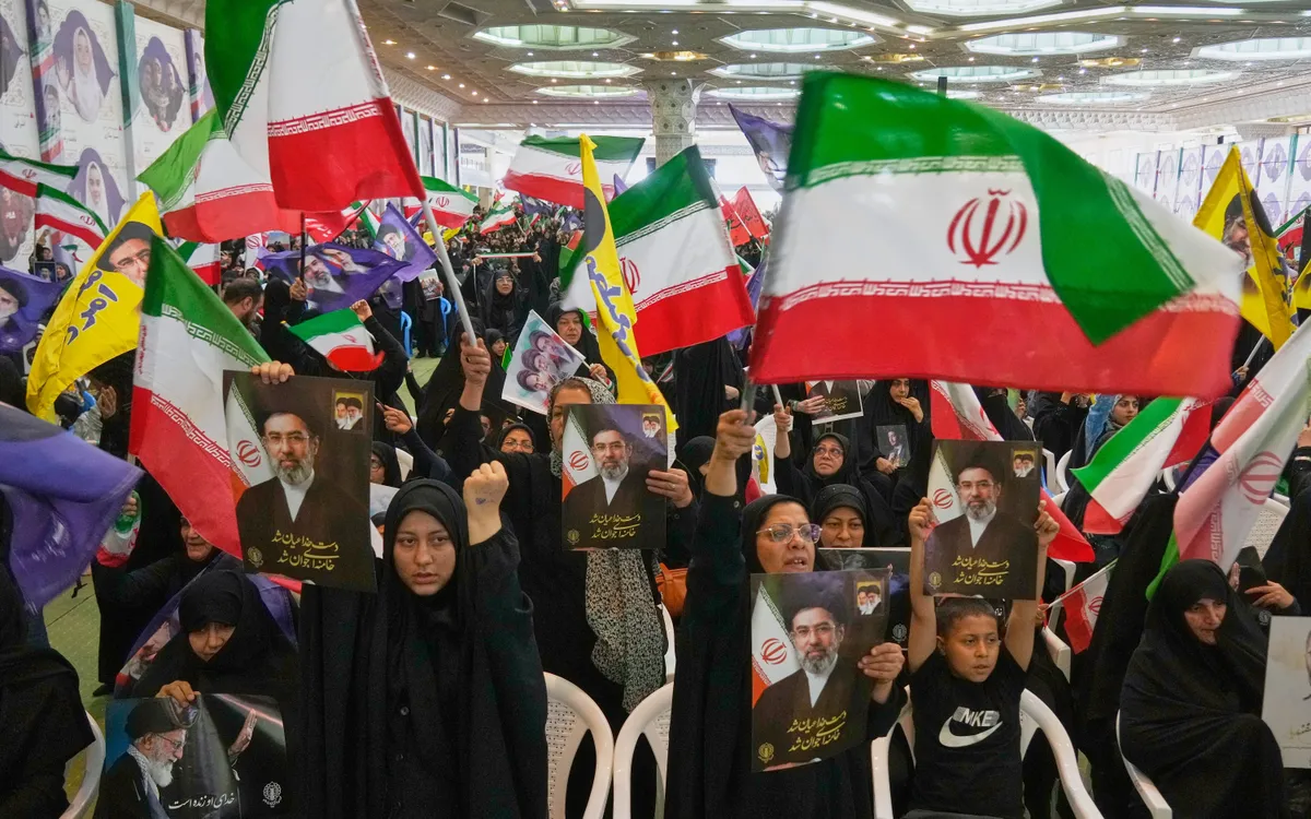 Những người ủng hộ chính phủ cầm cờ Iran và ảnh của Lãnh tụ tối cao Mojtaba Khamenei ở Tehran, Iran, ngày 24/5/2026 (Ảnh minh họa: AP)