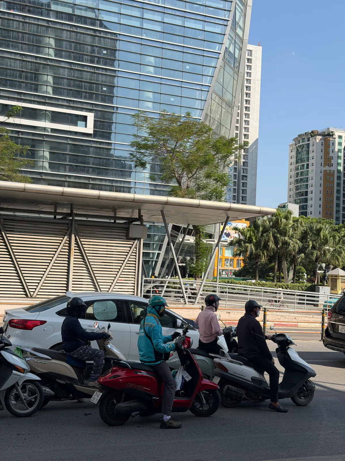 Nắng n&oacute;ng k&eacute;o d&agrave;i ảnh hưởng người lao động ngo&agrave;i trời- Ảnh 1.